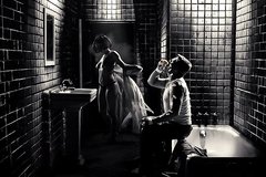 Голая и сексапильная Карла Гуджино в черно белой эротической сцене