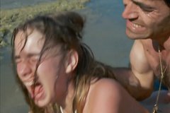 Насильник жестко трахает девчонку на пляже