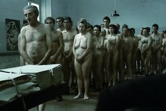 Фашисты из гестапо издеваются над голыми пленниками