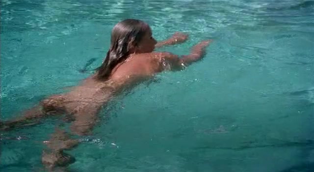 Голые девушки в бассейне секс фото