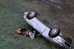 Парень трахает девушку на траве после аварии