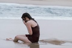 Обнаженная девушка на пляже зимой