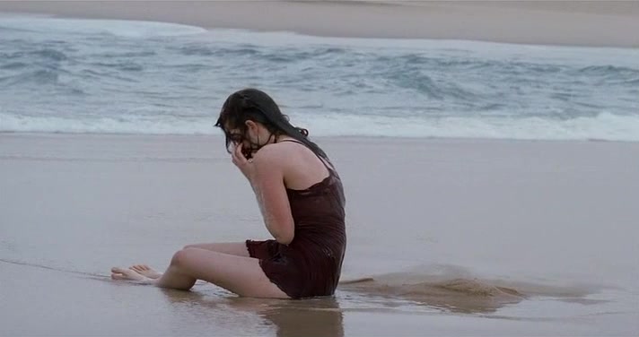 Обнаженная девушка на диком пляже