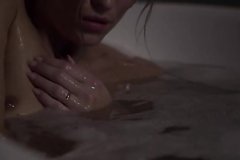 Женщина мастурбирует в ванной, думая о любовнике